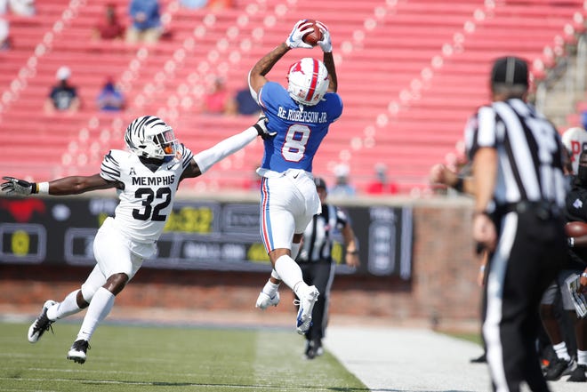 Southern Methodist wide receiver Reggie Roberson Jr. catches a pass against Memphis defensive back Jacobi Francis at Gerald J. Ford Stadium.