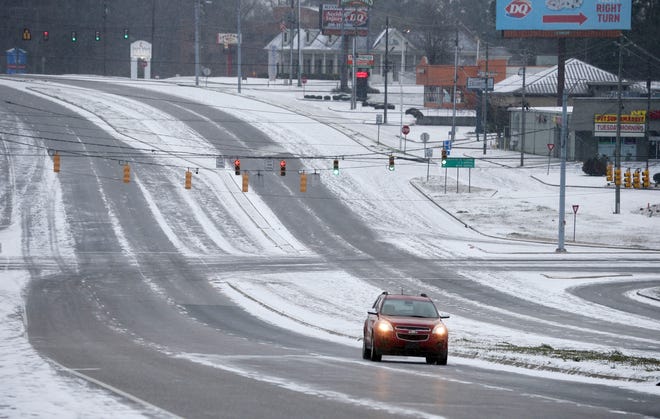 Snowfall greeted West Alabama residents Tuesday, Feb. 16, 2021. A lone motorist drives along McFarland Blvd. west of the intersection with Lurleen Wallace Blvd.  [Staff Photo/Gary Cosby Jr.]